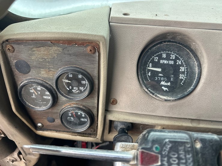 1983-mack-dm686s-image-20