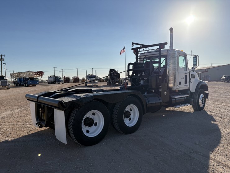 2009-mack-granite-gu713-image-3