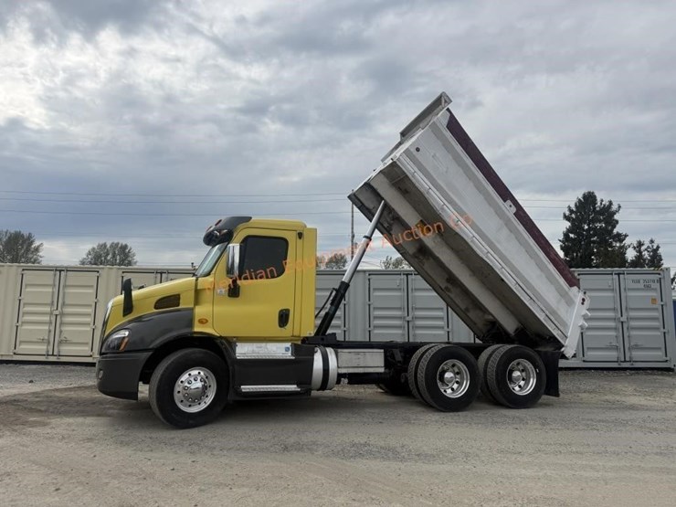 2014-freightliner-108sd-image-50