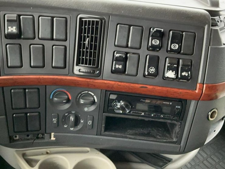 #137-•-2009-volvo-isx-semi-truck-image-21