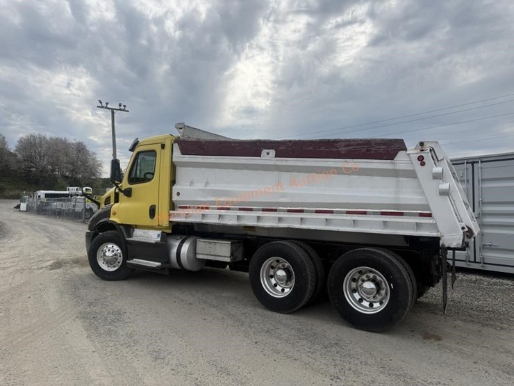 2014-freightliner-108sd-image-8