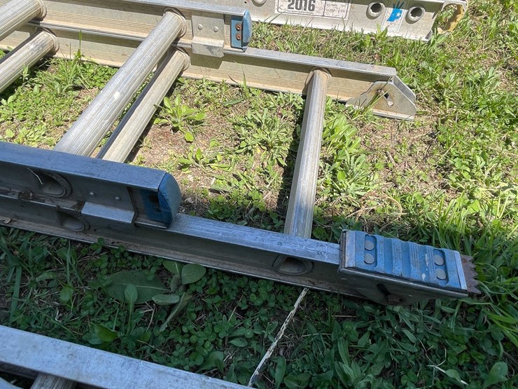 #7436-•-(2)-aluminum-ladders-image-5