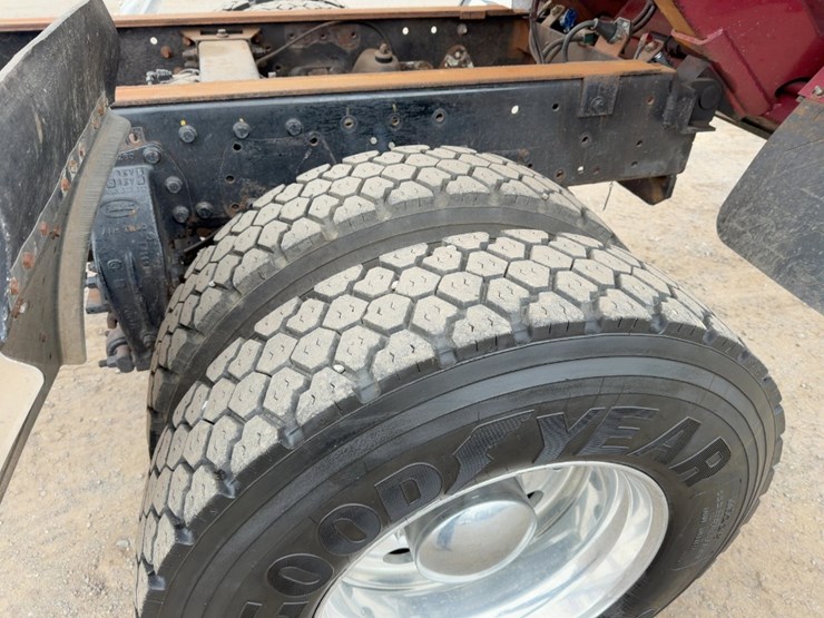 2000-peterbilt-330-image-17