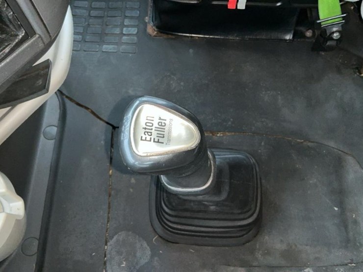 #137-•-2009-volvo-isx-semi-truck-image-25