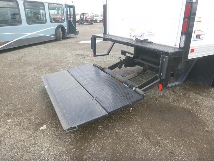 2023-isuzu-nrr-image-9