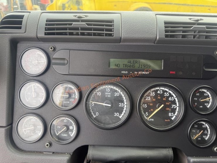 2014-freightliner-108sd-image-47