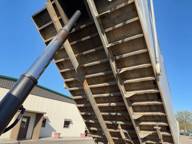 2010-mack-granite-gu713-image-15