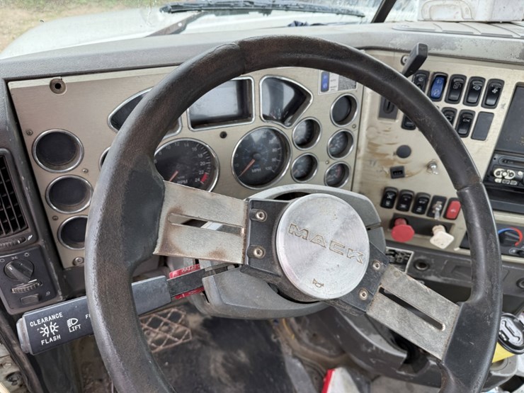 2009-mack-granite-gu713-image-18