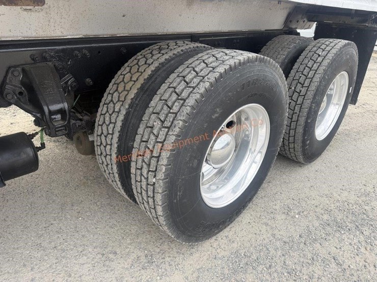 2014-freightliner-108sd-image-20