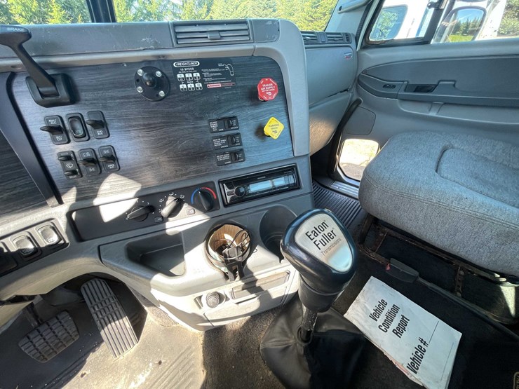 #7157-•-2006-freightliner-columbia-(has-wi-title)-image-61