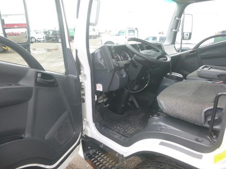 2023-isuzu-nrr-image-11