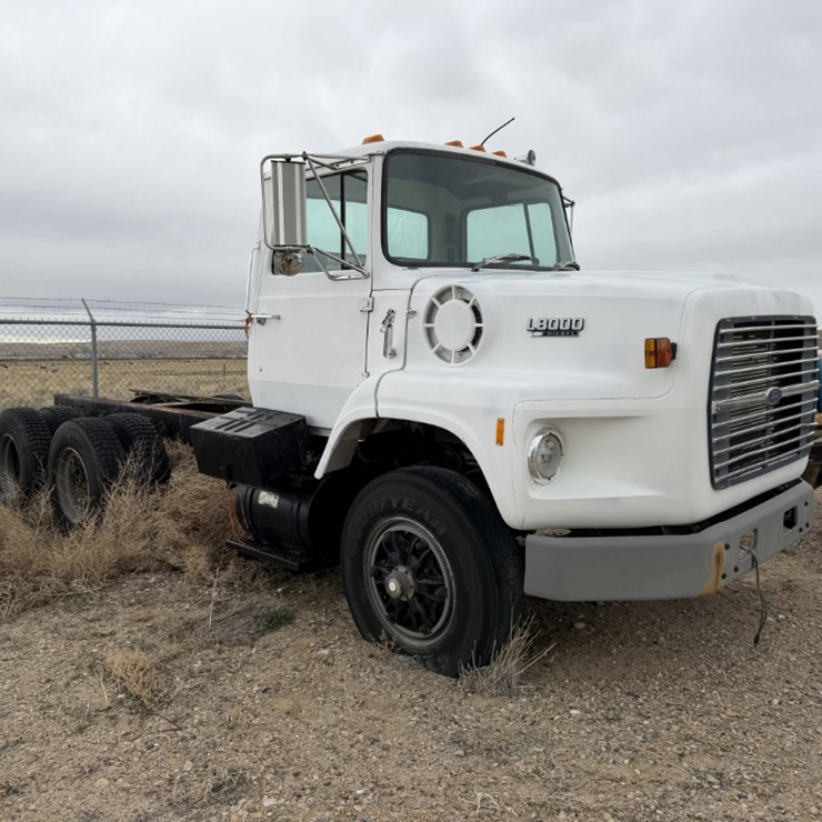 1990 FORD L8000