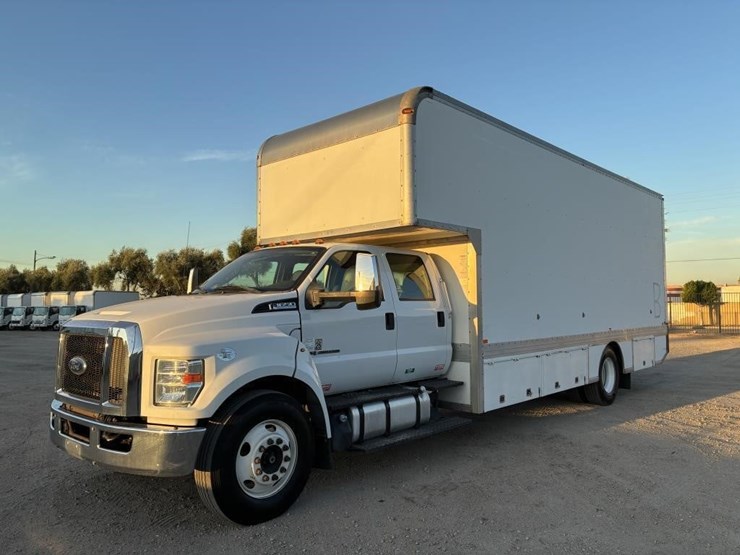 2016-ford-f650-xlt-image-1