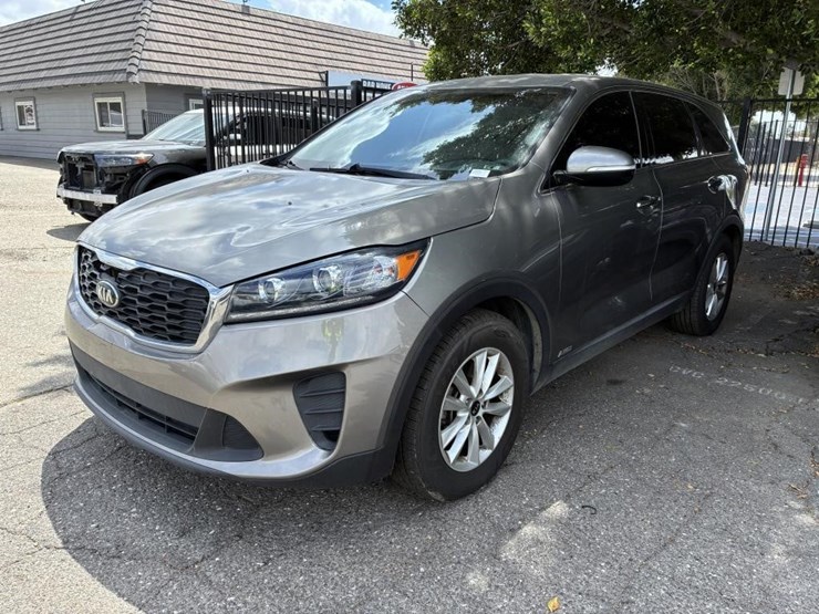 2019-kia-sorento-lx-image-1