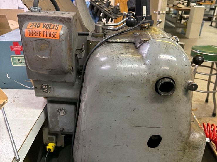 clausing-c-13-13"x24"-engine-lathe-w/-box-of-new-collets-image-10