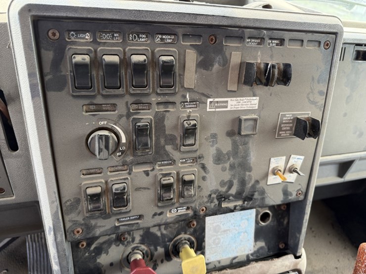 1999-mack-ch613-image-21