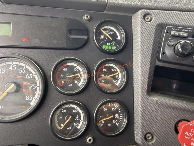 2014-freightliner-108sd-image-46