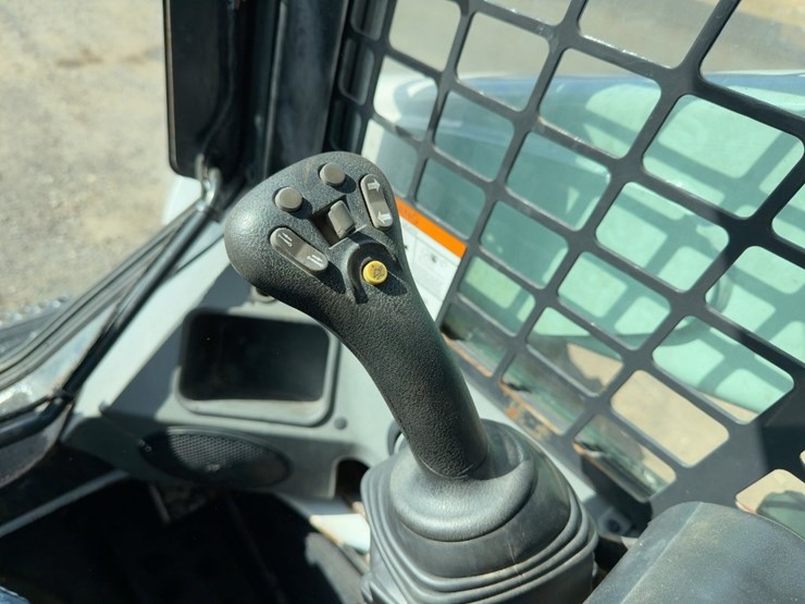 2017-bobcat-s650-image-21