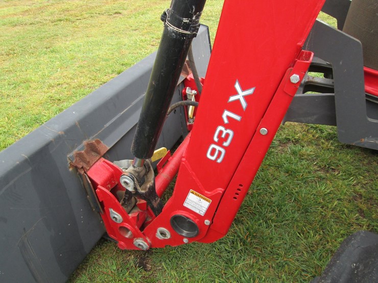 2018-massey-ferguson-4709-image-21