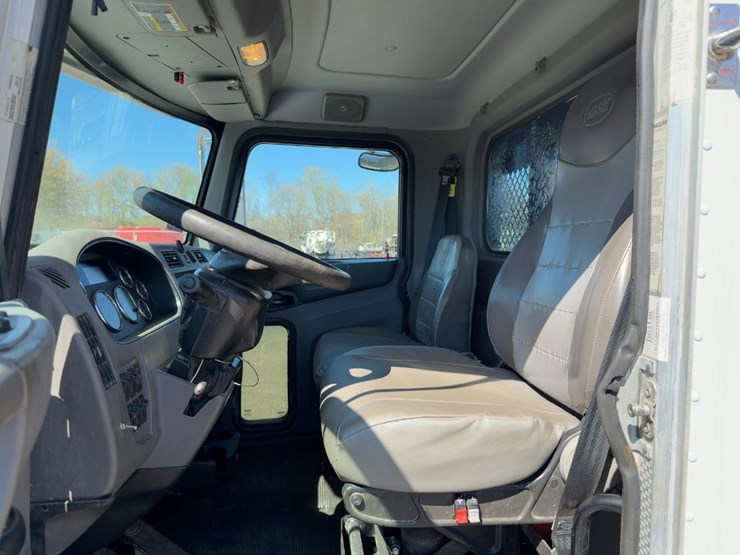 2014-peterbilt-337-image-18