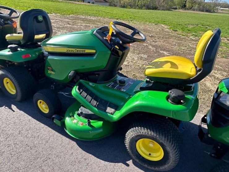 2023-john-deere-x330-image-2