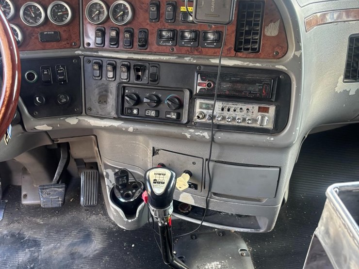 2008-peterbilt-387-image-11