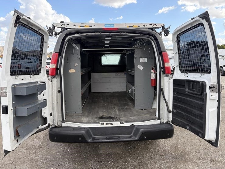 2017-chevrolet-express-2500-image-11