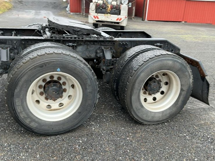 #137-•-2009-volvo-isx-semi-truck-image-68