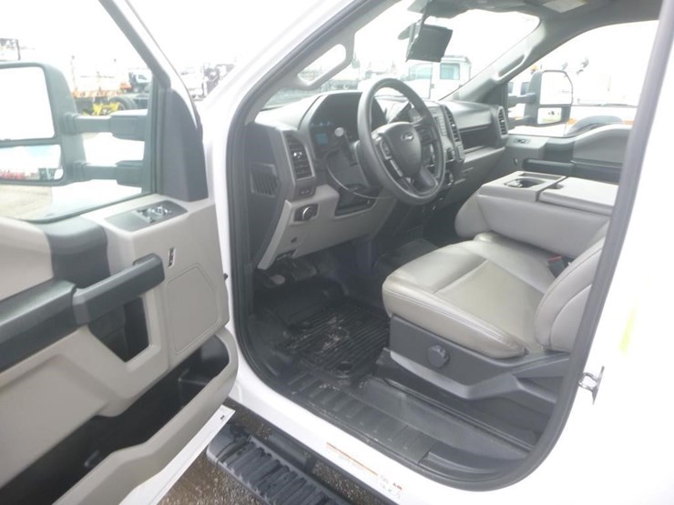 2022-ford-f450-xl-image-11