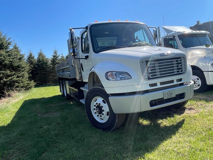 2020-freightliner-m2-106-image-3
