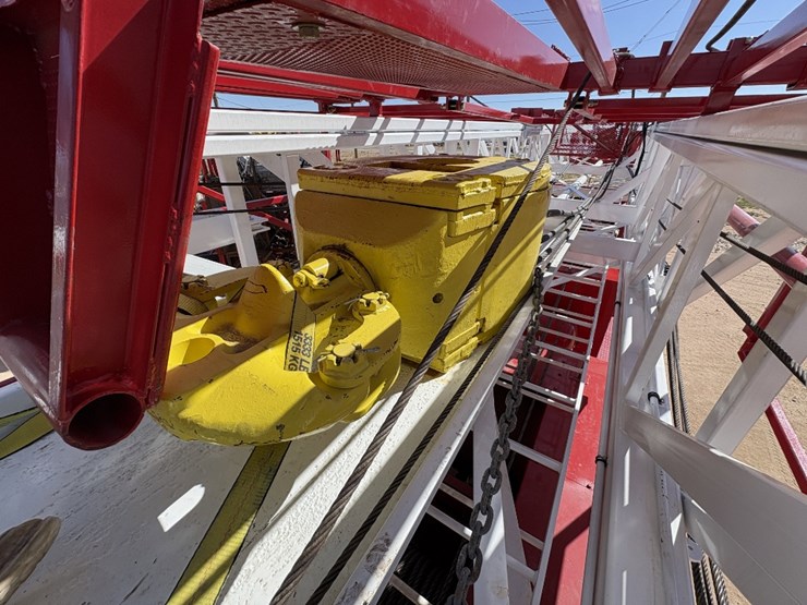 2025-crown-600-image-2