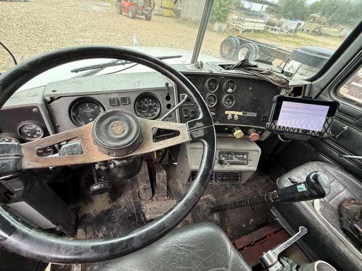 2001-mack-rd688s-image-18