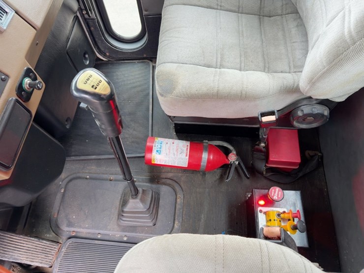 2000-peterbilt-330-image-27