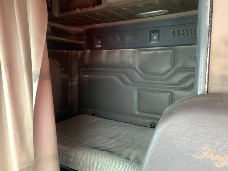 2008-freightliner-columbia-120-image-9