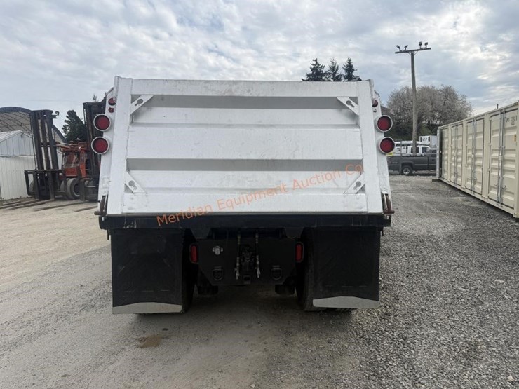 2014-freightliner-108sd-image-10