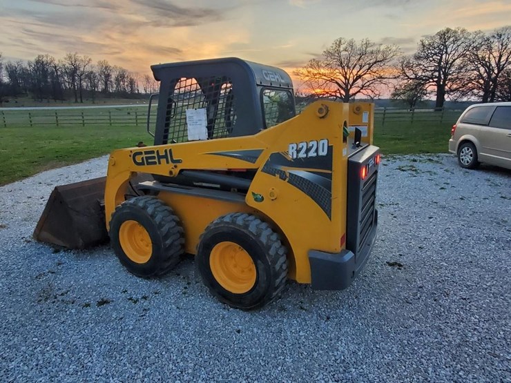 2015-gehl-r220-image-3