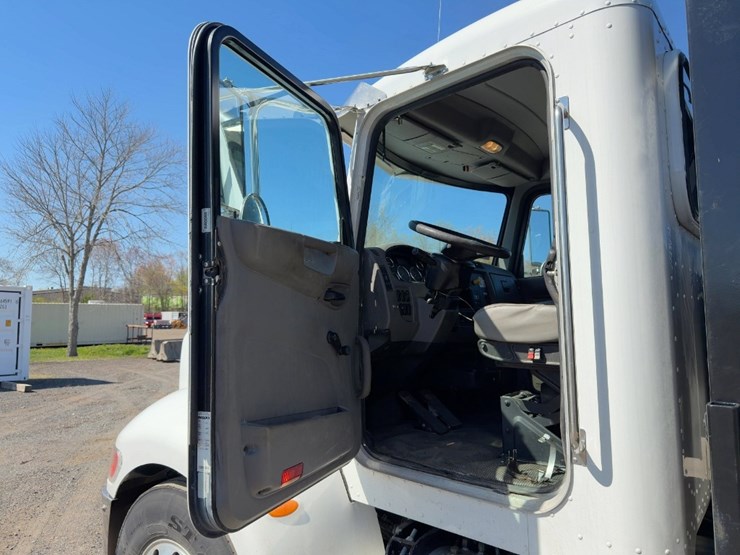 2014-peterbilt-337-image-17