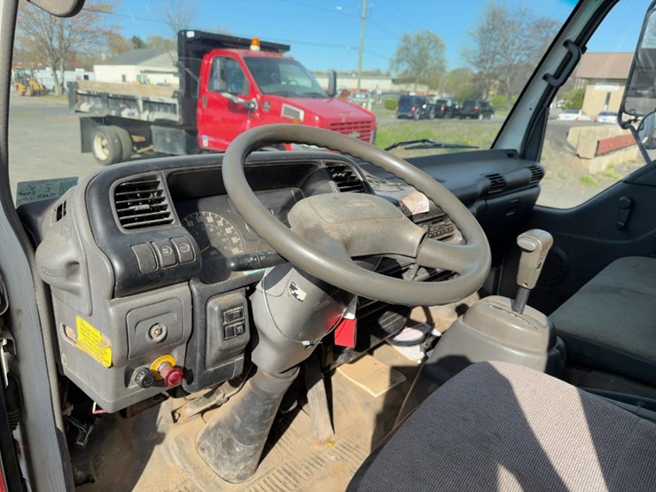 2004-gmc-w5500-image-15