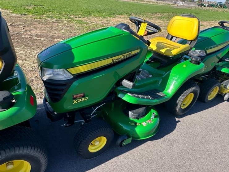 2023-john-deere-x330-image-1