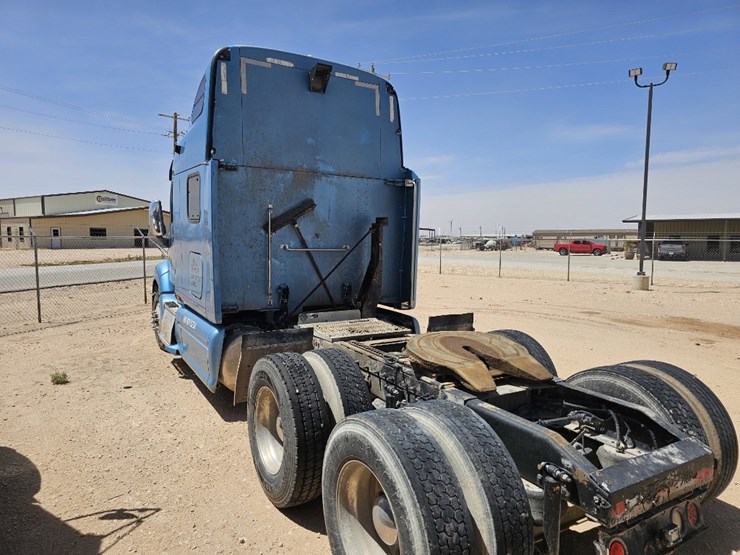 2011-peterbilt-387-image-3
