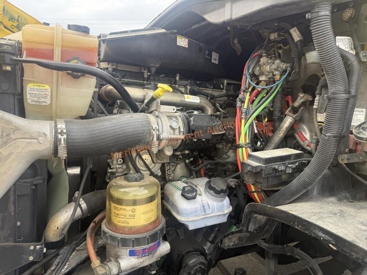 2014-freightliner-108sd-image-35