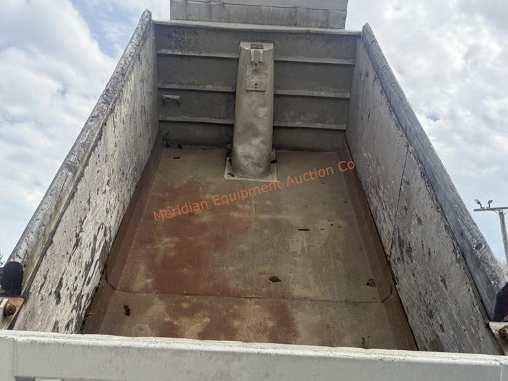 2014-freightliner-108sd-image-55