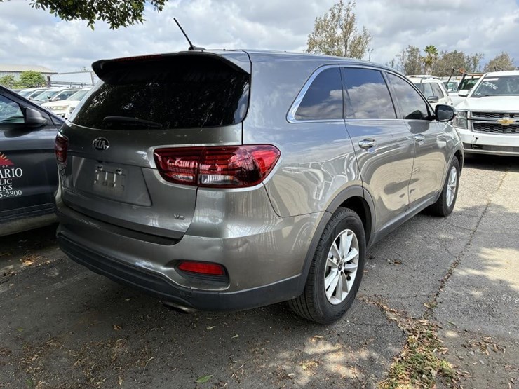 2019-kia-sorento-lx-image-3