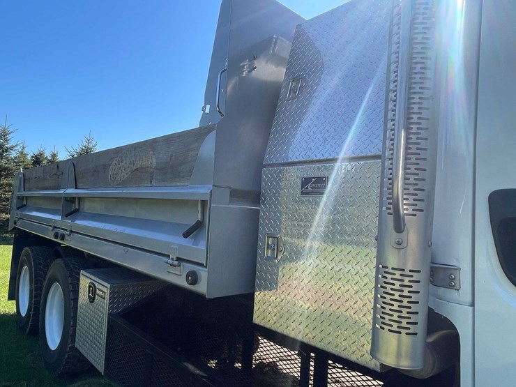 2020-freightliner-m2-106-image-41