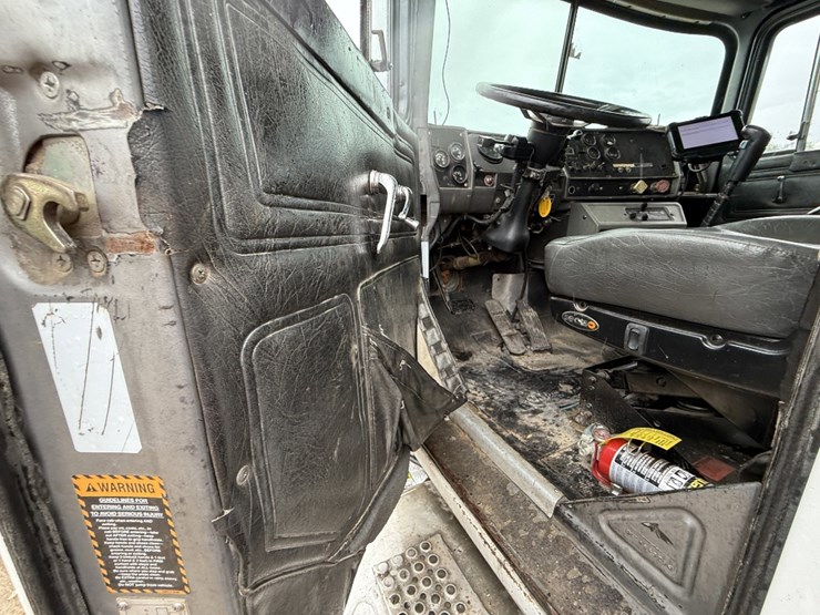 2001-mack-rd688s-image-16