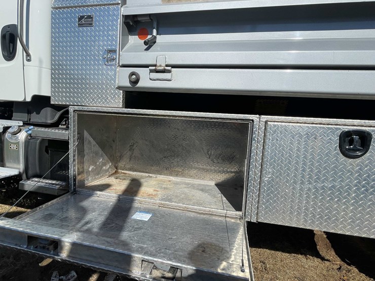 2020-freightliner-m2-106-image-19