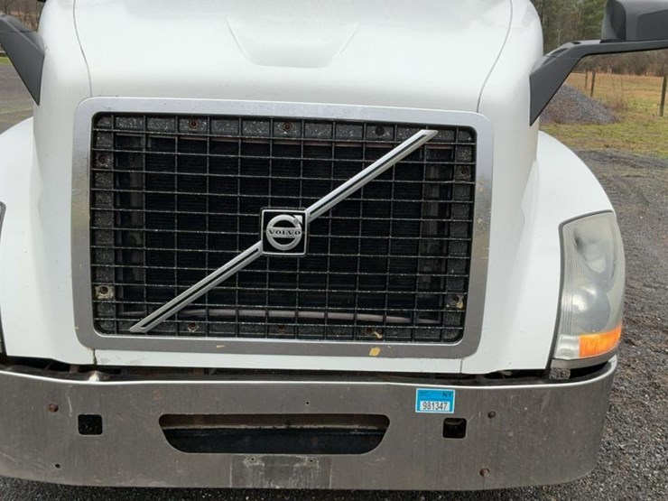 #137-•-2009-volvo-isx-semi-truck-image-37