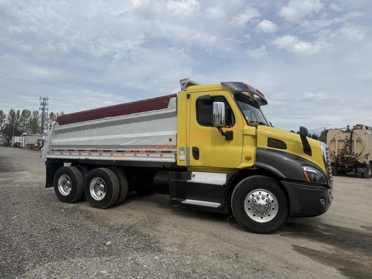 2014-freightliner-108sd-image-11