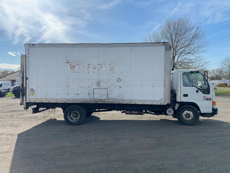 2004-gmc-w5500-image-6