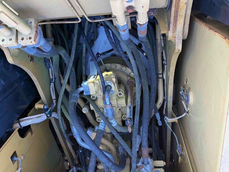 2014-caterpillar-320e-image-11
